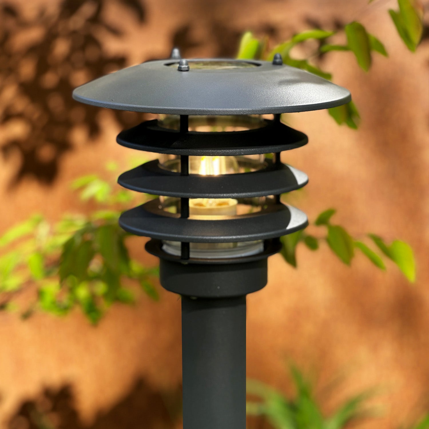 Saturnus grey lightson closeup corteen